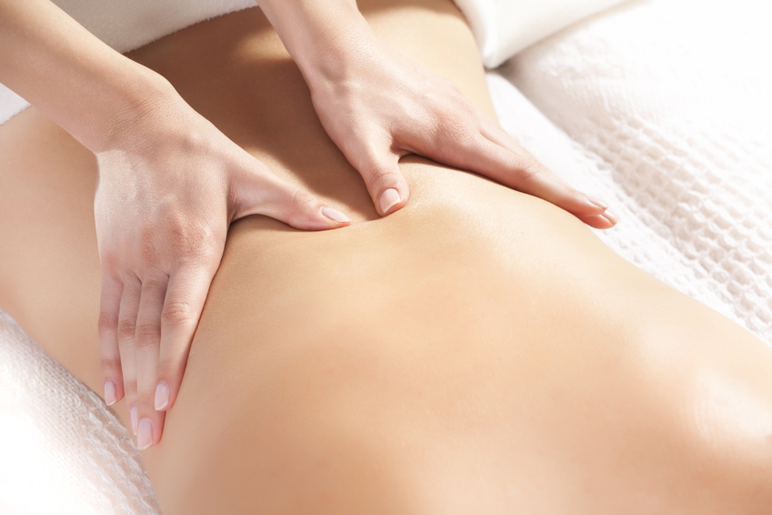 Hände bei einer Massage des Rückens